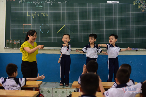 5 bé sinh 5 đầu tiên của VN háo hức vào lớp 1-4