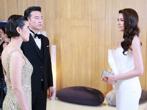 Đòn đau chí mạng”: Dẫn bồ nhí đi ăn nhà hàng sang chảnh, nhưng vừa nhìn vào khay đồ ăn lễ tân bưng ra, chồng đã tái mặt sợ hãi-3