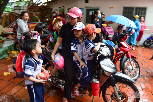 5 bé sinh 5 đầu tiên của VN háo hức vào lớp 1-12