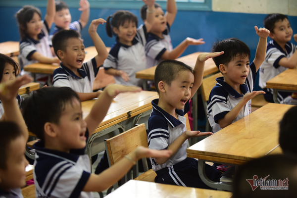 5 bé sinh 5 đầu tiên của VN háo hức vào lớp 1-6