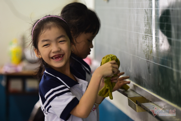 5 bé sinh 5 đầu tiên của VN háo hức vào lớp 1-8