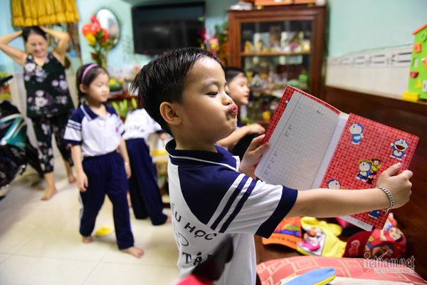 5 bé sinh 5 đầu tiên của VN háo hức vào lớp 1-13