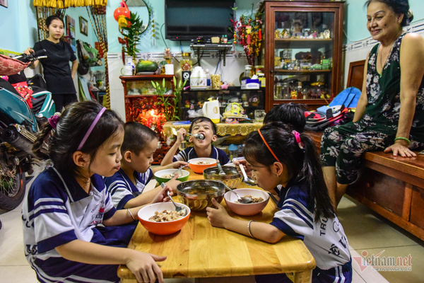 5 bé sinh 5 đầu tiên của VN háo hức vào lớp 1-17