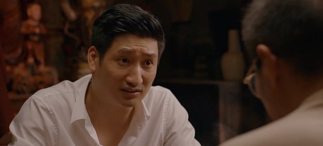 Hoa hồng trên ngực trái gây xôn xao vì lộ ảnh Khuê bị chồng đè ra bóp cổ-2