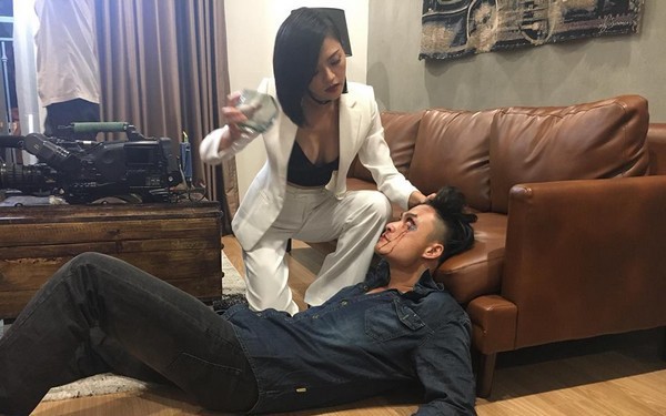 Hoa hồng trên ngực trái gây xôn xao vì lộ ảnh Khuê bị chồng đè ra bóp cổ-3