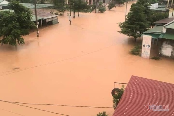 Hàng chục trường ở miền Trung hoãn khai giảng do mưa lũ-4