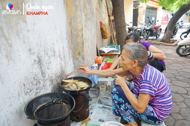 Được con dâu truyền nghề, bà cụ lưng còng 18 năm bán nem chua rán, ai đến cũng nhớ mặt-3