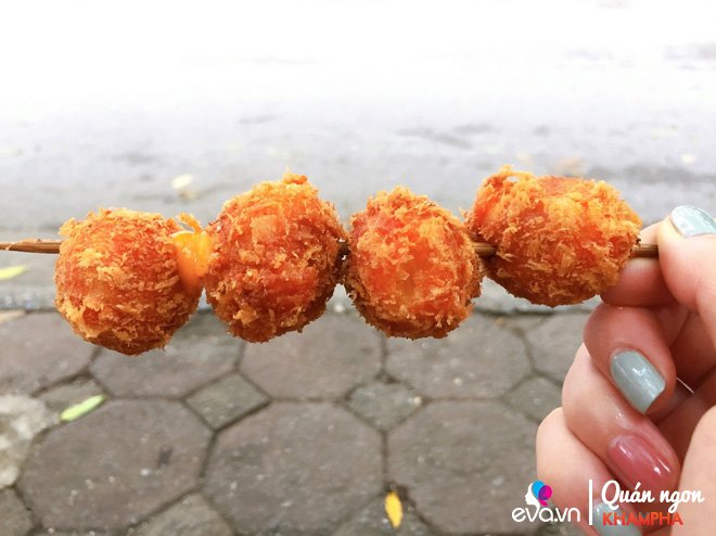 Được con dâu truyền nghề, bà cụ lưng còng 18 năm bán nem chua rán, ai đến cũng nhớ mặt-4