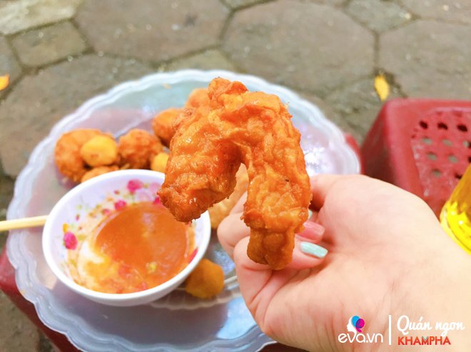 Được con dâu truyền nghề, bà cụ lưng còng 18 năm bán nem chua rán, ai đến cũng nhớ mặt-5