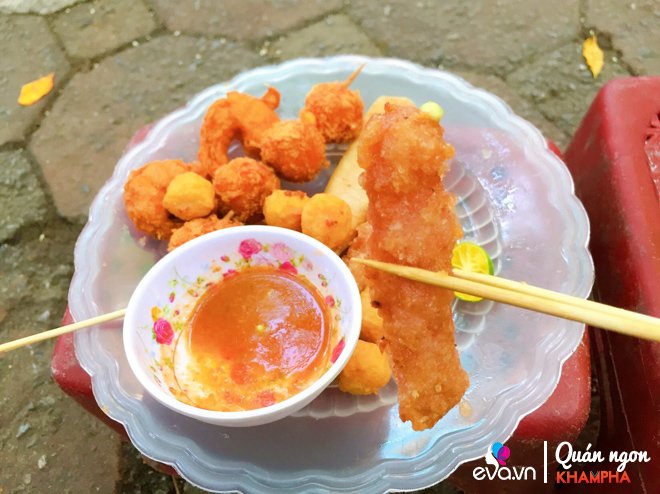 Được con dâu truyền nghề, bà cụ lưng còng 18 năm bán nem chua rán, ai đến cũng nhớ mặt-6