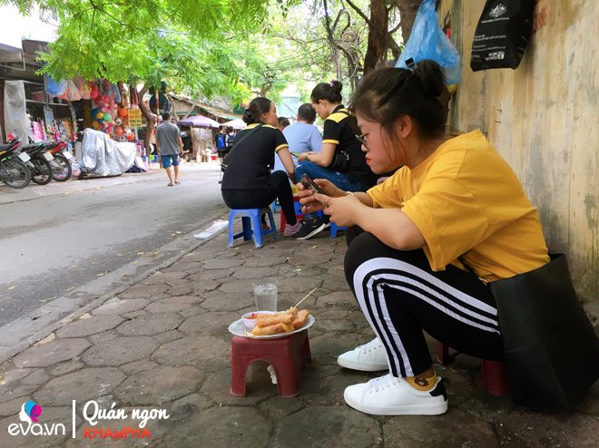 Được con dâu truyền nghề, bà cụ lưng còng 18 năm bán nem chua rán, ai đến cũng nhớ mặt-8