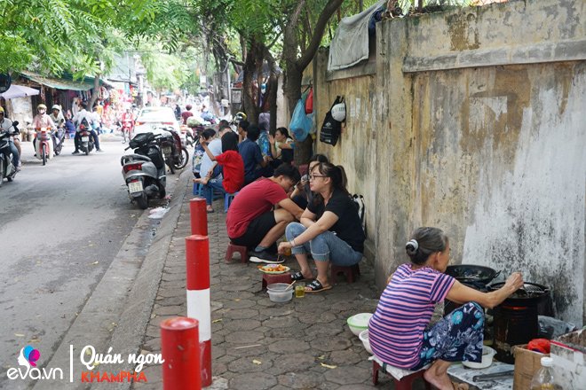 Được con dâu truyền nghề, bà cụ lưng còng 18 năm bán nem chua rán, ai đến cũng nhớ mặt-9