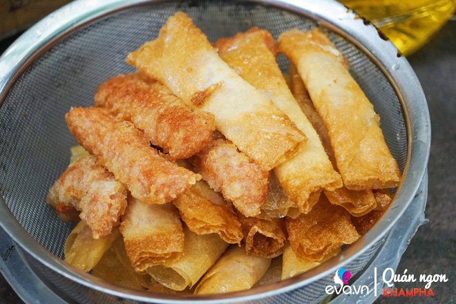 Được con dâu truyền nghề, bà cụ lưng còng 18 năm bán nem chua rán, ai đến cũng nhớ mặt-13