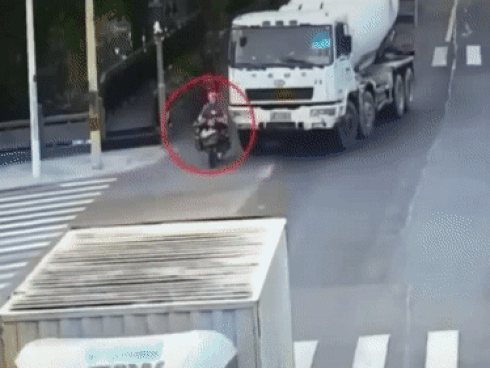 Giây phút bà cụ thoát chết dưới gầm tàu nhờ phản ứng nhanh-1