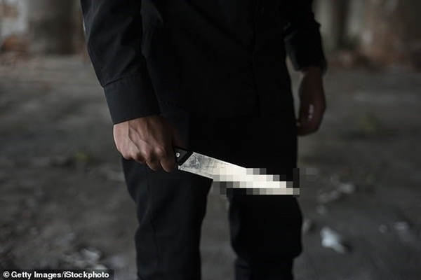 Bảo che mắt rồi đếm từ 10 chờ điều thú vị, người chồng bất ngờ rút dao đâm vợ suýt chết-1