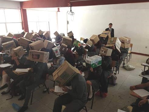 Tranh cãi vụ giáo viên cho học sinh trùm hộp giấy chống quay cóp: Phụ huynh kịch liệt phản đối, nhưng dân mạng lại đồng tình ủng hộ?
