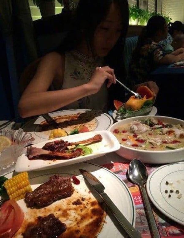 Rủ bạn gái trên mạng đi ăn, chàng trai vờ đi vệ sinh rồi chạy mất dép nhưng nhan sắc cô nàng lại khiến dân mạng sửng sốt-3