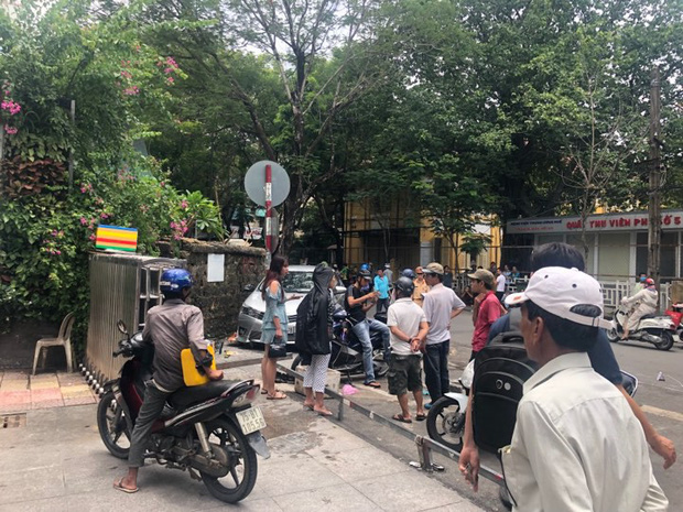 Nữ tài xế đạp nhầm chân ga khiến ô tô lao lên vỉa hè tông liên tiếp 3 người-2