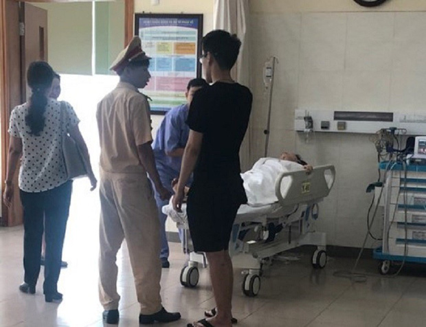 Nữ tài xế đạp nhầm chân ga khiến ô tô lao lên vỉa hè tông liên tiếp 3 người-3