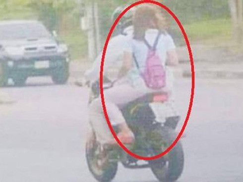 Hai cô gái chạy trốn CSGT, phi luôn xe vào nhà dân khiến chủ nhà ngỡ ngàng-1