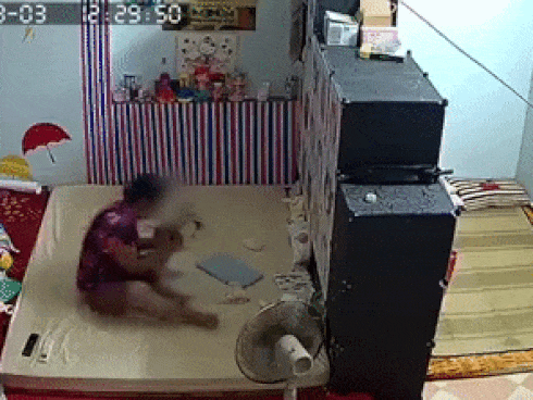 Clip: Giúp việc bế xốc đứa bé dậy, vụt lia lịa, hành động của người bố sau đó gây chú ý