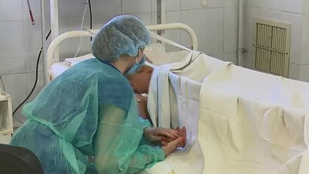 Đang chơi ở sân chung cư, cậu bé 8 tuổi bất ngờ bị một đám trẻ tưới xăng lên người và thiêu sống-3