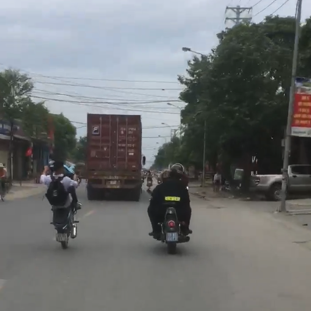 Bức xúc clip nam sinh mặc đồng phục bốc đầu xe máy trêu ngươi cảnh sát cơ động ở Hà Nội-1