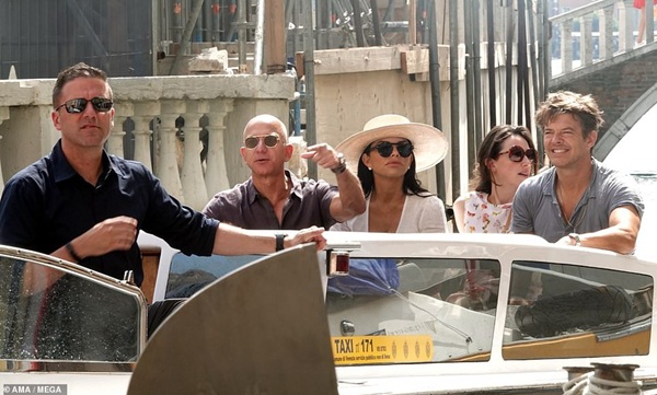 Bạn gái của tỷ phú Amazon lại trở thành tâm điểm bị chế giễu vì một loạt điểm xấu trên cơ thể trong hình ảnh mới nhất-1