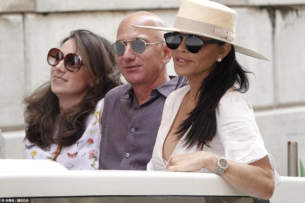 Bạn gái của tỷ phú Amazon lại trở thành tâm điểm bị chế giễu vì một loạt điểm xấu trên cơ thể trong hình ảnh mới nhất-2