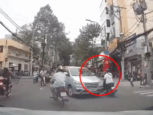 Đạp kính chiếu hậu của ôtô, người lái xe máy ngã nhào xuống đường-1