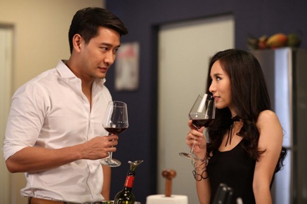 Chồng sung sướng được vợ tổ chức sinh nhật trong nhà hàng sang trọng, nhưng vừa tới nơi đã sững người khi thấy vị khách đặc biệt-1