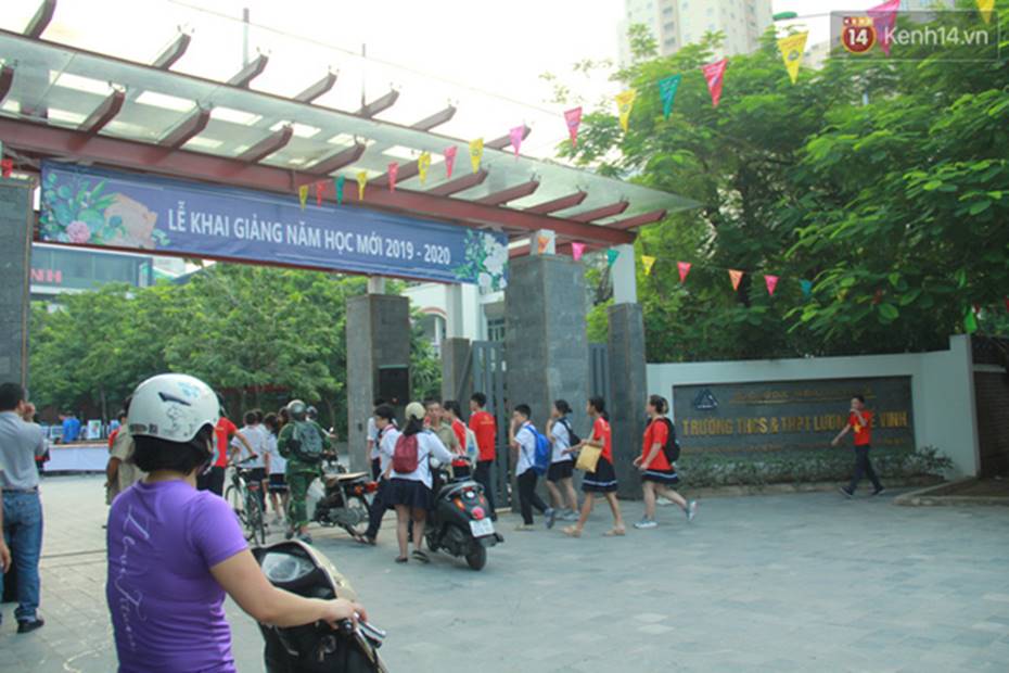 Buổi khai giảng lớp 10 của con trai nữ công nhân môi trường bị xe điên tông tử vong: Em một mình quen rồi, sẽ cố gắng học tập để không phụ lòng mọi người”-1