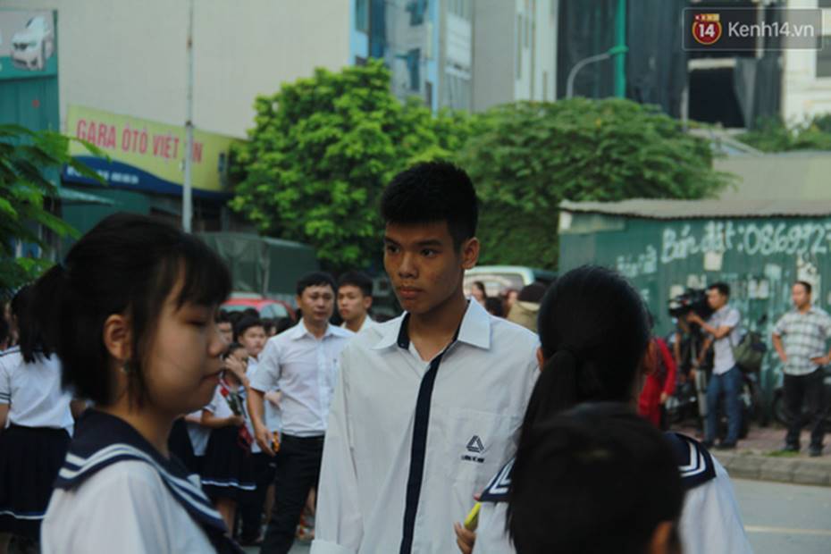 Buổi khai giảng lớp 10 của con trai nữ công nhân môi trường bị xe điên tông tử vong: Em một mình quen rồi, sẽ cố gắng học tập để không phụ lòng mọi người”-4