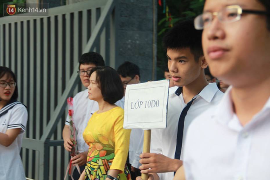 Buổi khai giảng lớp 10 của con trai nữ công nhân môi trường bị xe điên tông tử vong: Em một mình quen rồi, sẽ cố gắng học tập để không phụ lòng mọi người”-10