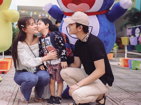 Thu Thủy cùng chồng kém 10 tuổi hào hứng đưa bé Henry tới trường trong ngày khai giảng năm học mới, bỏ qua loạt ồn ào không đáng có