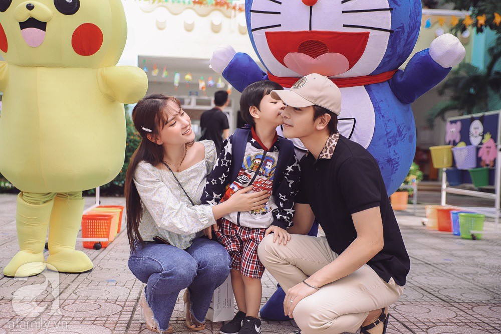 Thu Thủy cùng chồng kém 10 tuổi hào hứng đưa bé Henry tới trường trong ngày khai giảng năm học mới, bỏ qua loạt ồn ào không đáng có-1