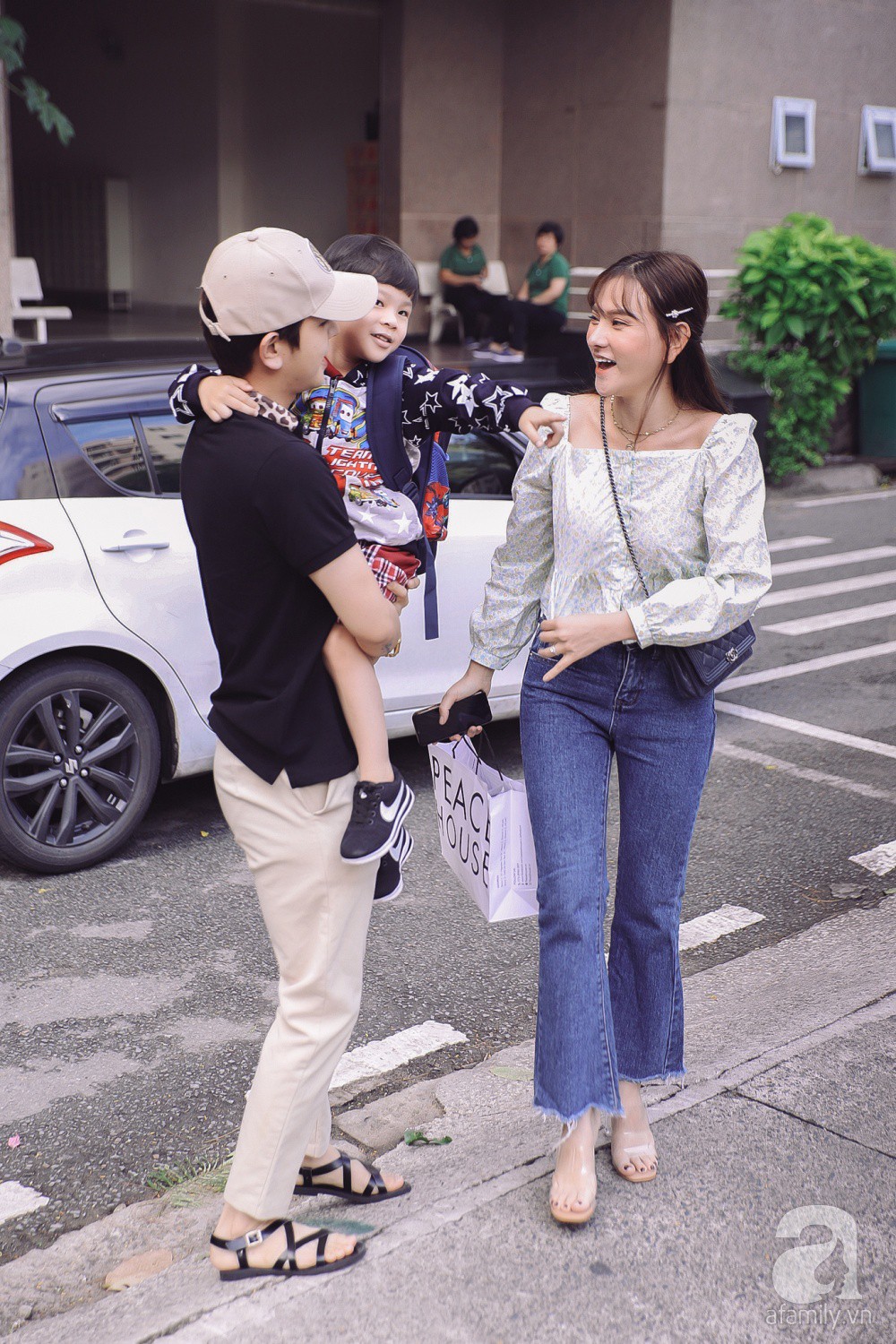 Thu Thủy cùng chồng kém 10 tuổi hào hứng đưa bé Henry tới trường trong ngày khai giảng năm học mới, bỏ qua loạt ồn ào không đáng có-2