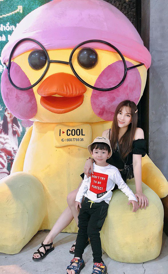 Thu Thủy cùng chồng kém 10 tuổi hào hứng đưa bé Henry tới trường trong ngày khai giảng năm học mới, bỏ qua loạt ồn ào không đáng có-15