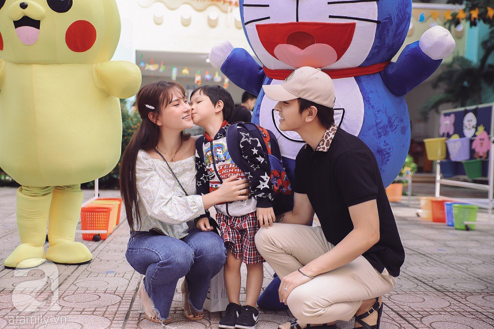 Thu Thủy cùng chồng kém 10 tuổi hào hứng đưa bé Henry tới trường trong ngày khai giảng năm học mới, bỏ qua loạt ồn ào không đáng có-5