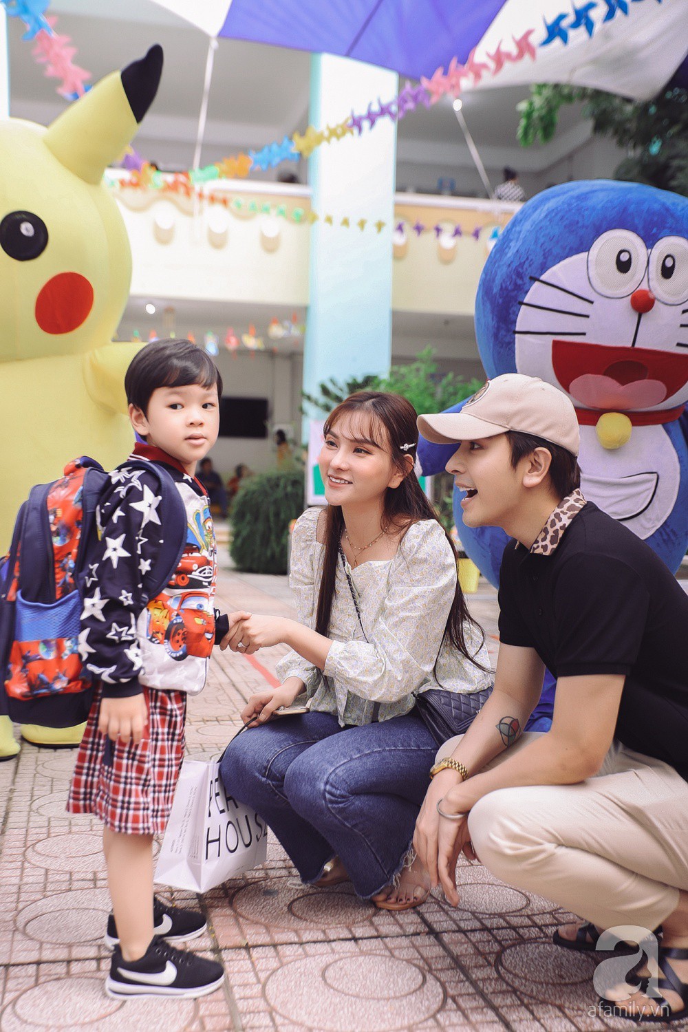 Thu Thủy cùng chồng kém 10 tuổi hào hứng đưa bé Henry tới trường trong ngày khai giảng năm học mới, bỏ qua loạt ồn ào không đáng có-6