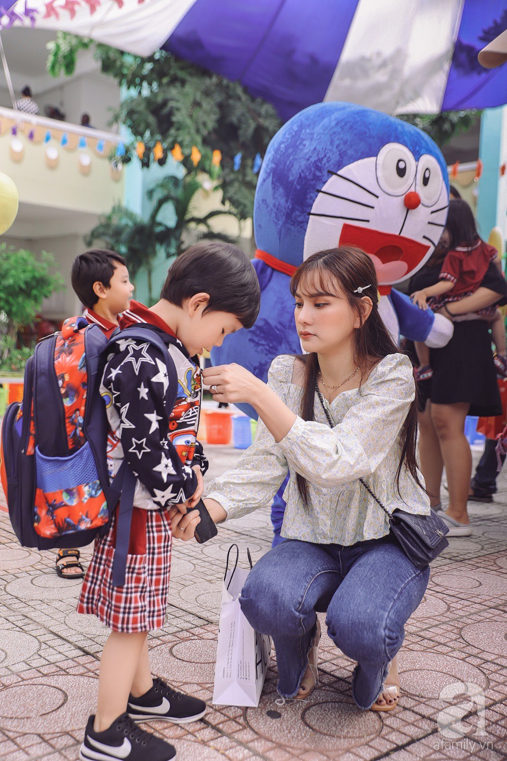 Thu Thủy cùng chồng kém 10 tuổi hào hứng đưa bé Henry tới trường trong ngày khai giảng năm học mới, bỏ qua loạt ồn ào không đáng có-7
