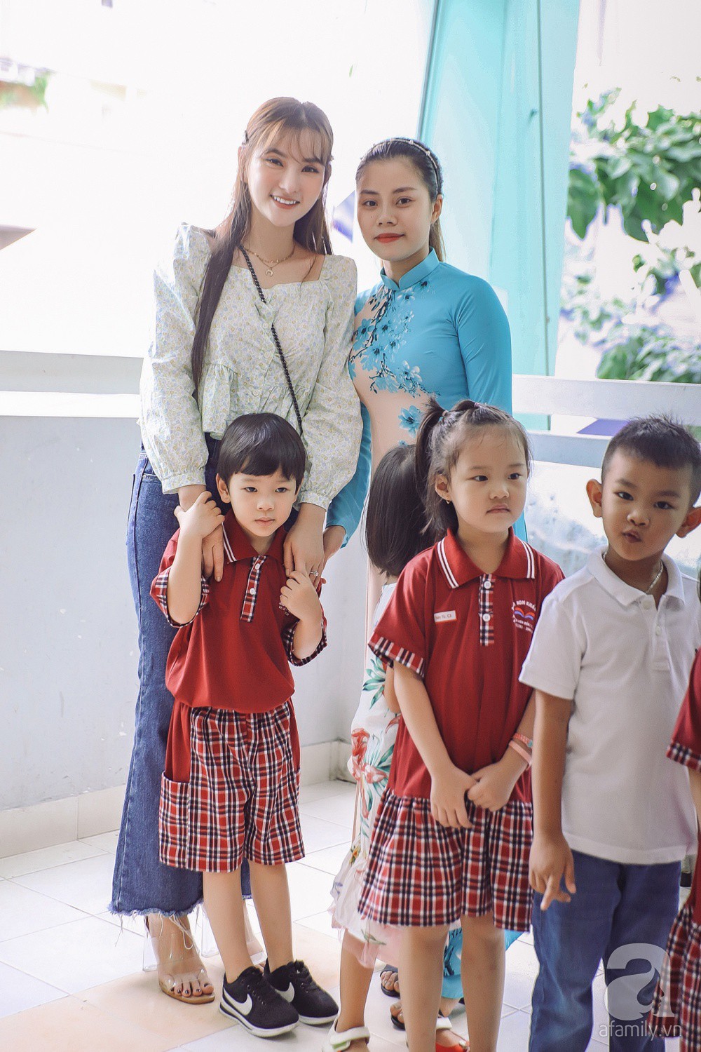 Thu Thủy cùng chồng kém 10 tuổi hào hứng đưa bé Henry tới trường trong ngày khai giảng năm học mới, bỏ qua loạt ồn ào không đáng có-9