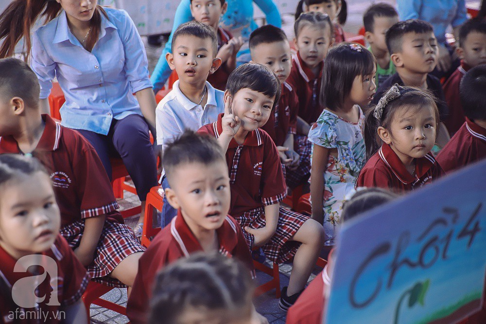 Thu Thủy cùng chồng kém 10 tuổi hào hứng đưa bé Henry tới trường trong ngày khai giảng năm học mới, bỏ qua loạt ồn ào không đáng có-11