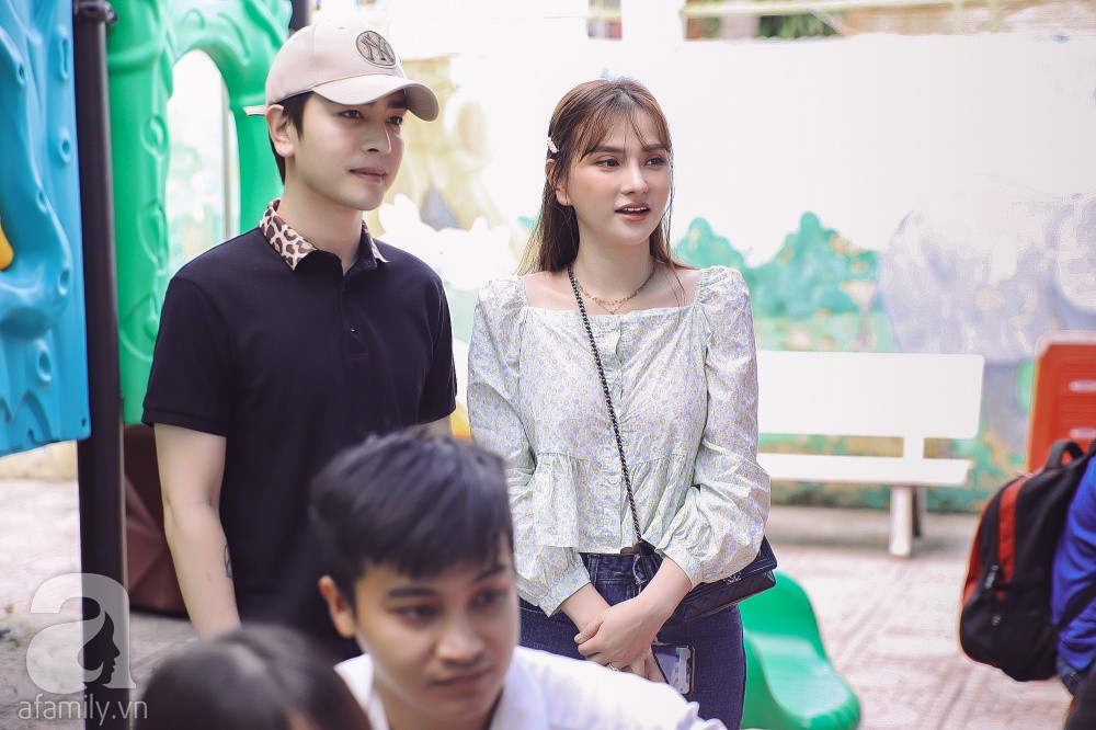 Thu Thủy cùng chồng kém 10 tuổi hào hứng đưa bé Henry tới trường trong ngày khai giảng năm học mới, bỏ qua loạt ồn ào không đáng có-12