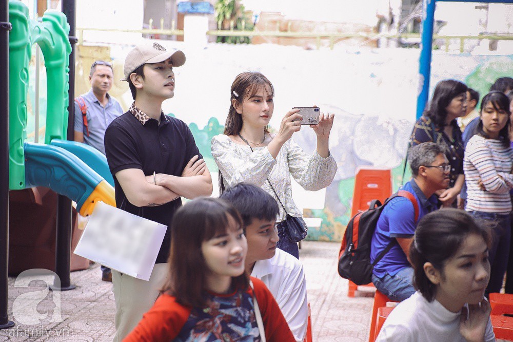 Thu Thủy cùng chồng kém 10 tuổi hào hứng đưa bé Henry tới trường trong ngày khai giảng năm học mới, bỏ qua loạt ồn ào không đáng có-13