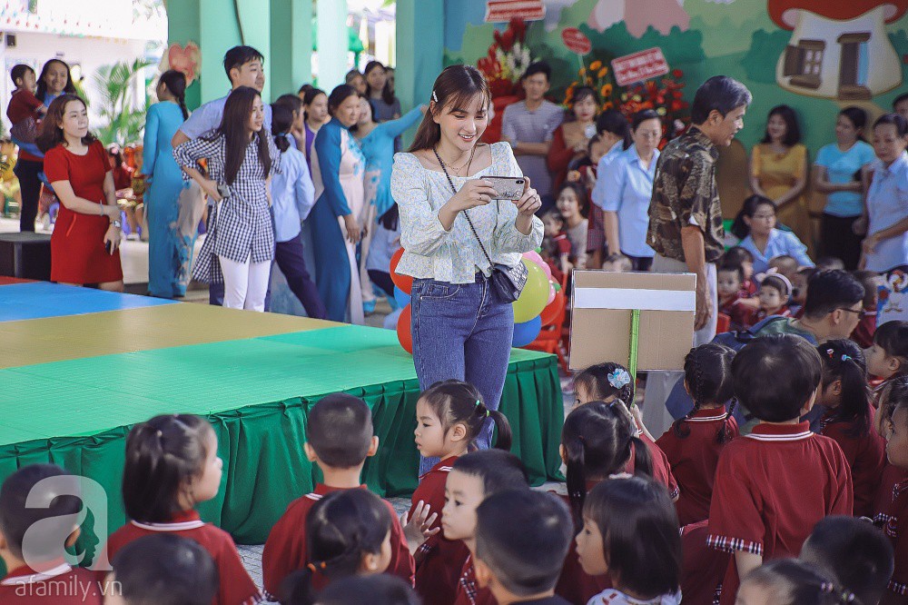 Thu Thủy cùng chồng kém 10 tuổi hào hứng đưa bé Henry tới trường trong ngày khai giảng năm học mới, bỏ qua loạt ồn ào không đáng có-14