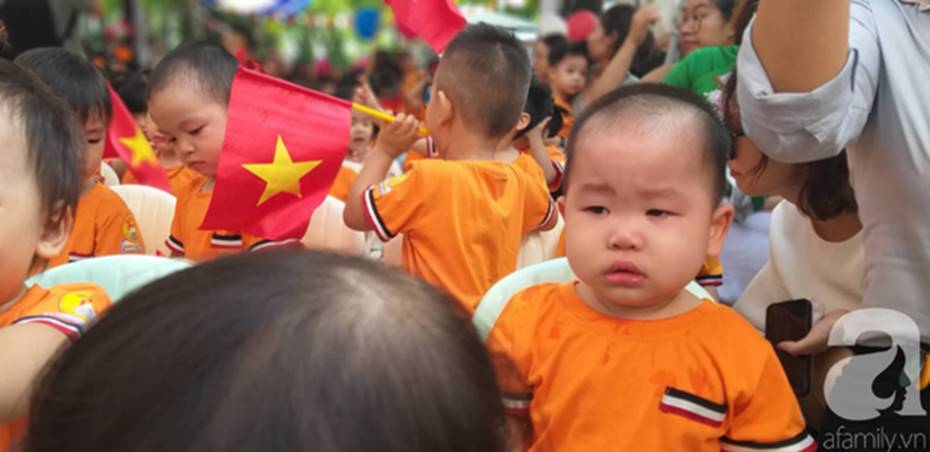 Khoảnh khắc khó quên trong lễ khai giảng sáng nay: Năm học mới bắt đầu nhưng mùa hè ngủ nướng vẫn chưa kết thúc-12