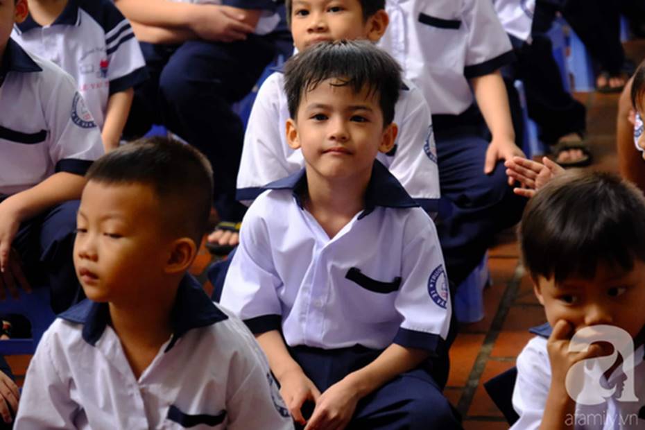 Khoảnh khắc khó quên trong lễ khai giảng sáng nay: Năm học mới bắt đầu nhưng mùa hè ngủ nướng vẫn chưa kết thúc-14