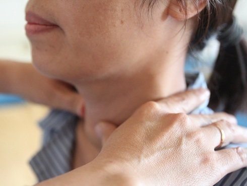 Nỗi lo của nhiều mẹ Việt: Mắc bệnh tuyến giáp có được sinh con và cho con bú?