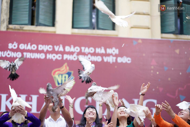 Ngôi trường THPT ở Hà Nội được khen ngợi hết lời vì thả chim bồ câu thay vì thả bóng bay ngày khai giảng để tránh ô nhiễm môi trường-6